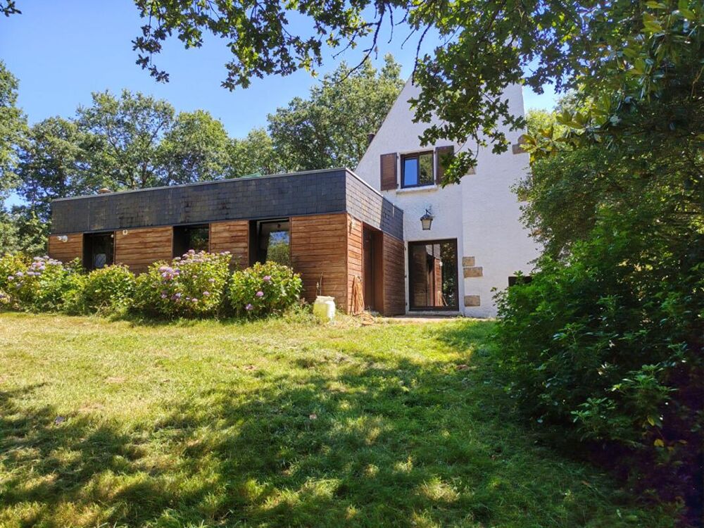 A 20kms des villes de QUIMPERLE et LORIENT, Maison de 134m2 - (160m2 au sol) - sur environ 2,8 hectares !