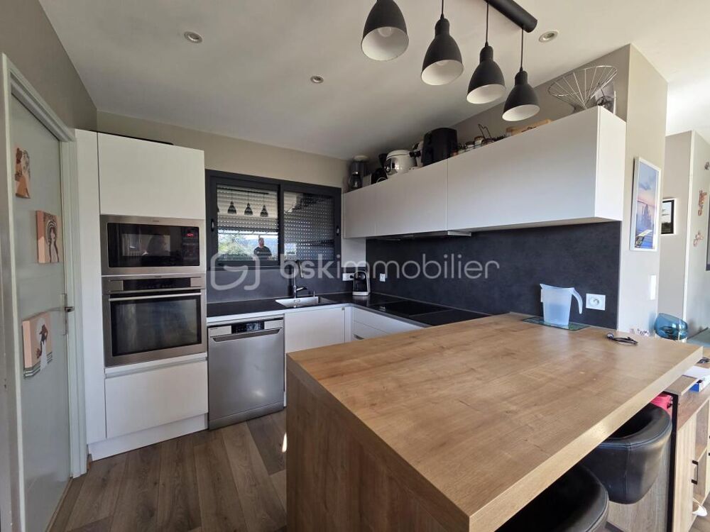 Maison moderne avec deux terrasses et piscine : vente exclusive !