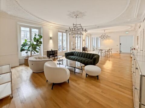   Bureaux livrés rénovés climatisés, avec parquet et moulures 