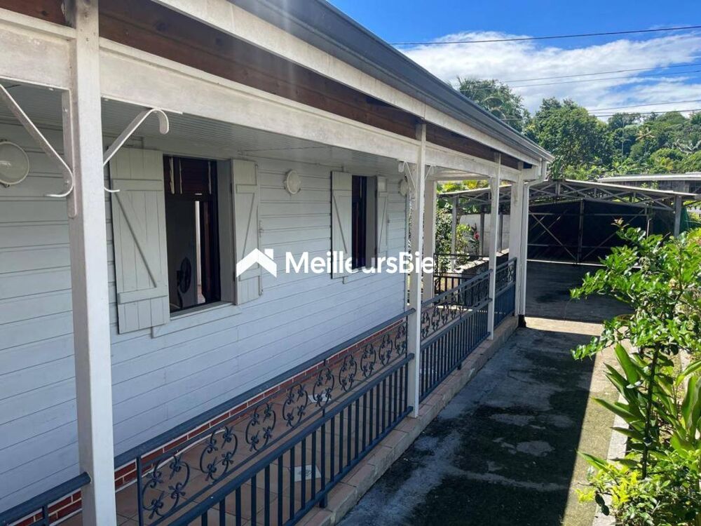 Vente Maison Jolie villa T5 plus combles sur 900 m² de terrain arboré Les abymes