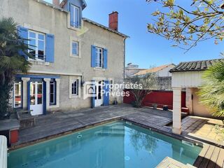  Maison à louer 8 pièces 236 m²