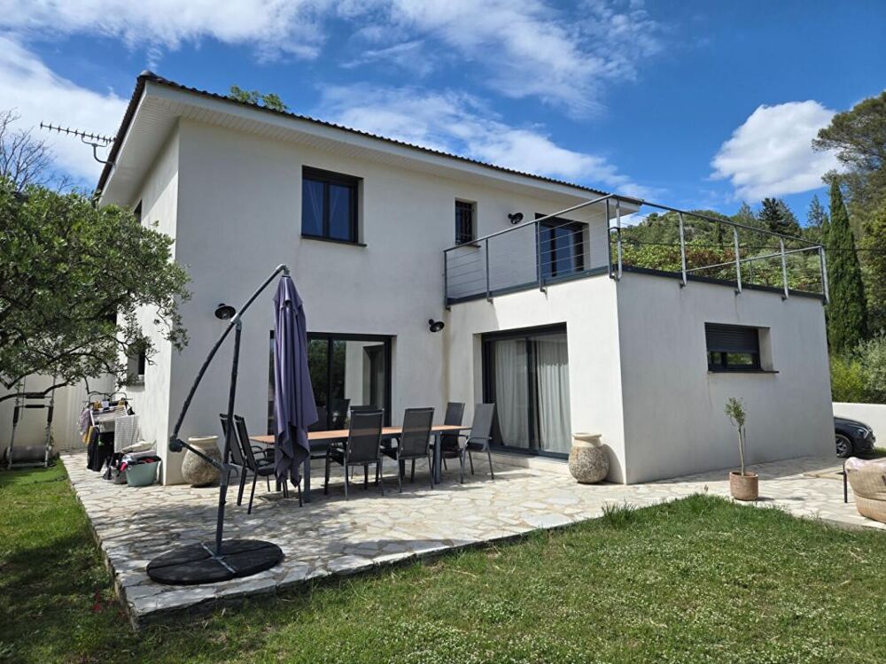 Villa de 124.7 M2 avec piscine et garage sur un terrain clos et arboré de 735 M2 au calme sans vis à vis