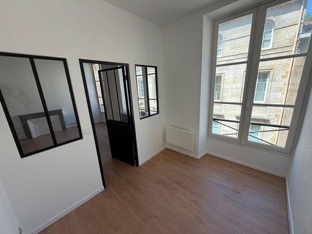 Location Appartement Bordeaux Centre Pey-Berland Appartement  T2 de 35 m2 Entièrement rénové à neuf et meublé avec goût Bordeaux