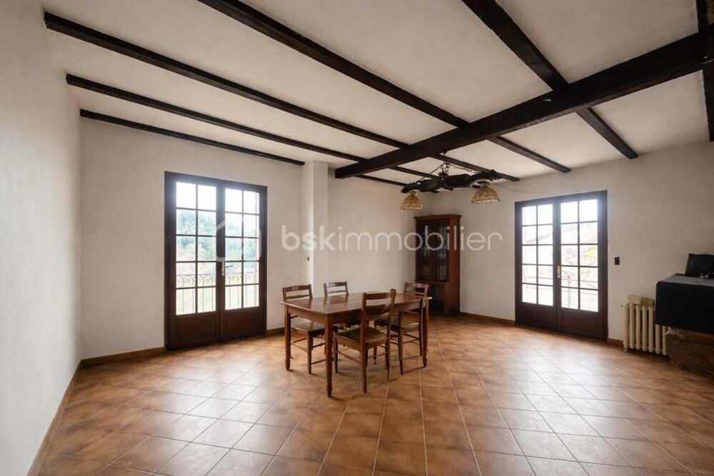 En campagne, une villa traditionnelle spacieuse à renover ! Sur Saint-Julien-les-Rosiers