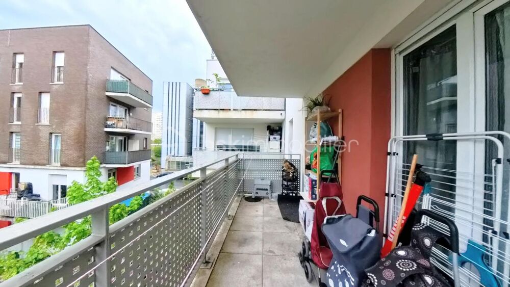 Appartement 2 pièces avec balcon et parking  Résidence récente à Bobigny