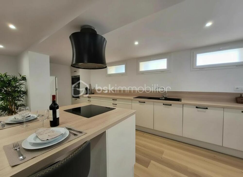 Duplex dexception de 204 m² au coeur du village  Garage & stationnement privatif