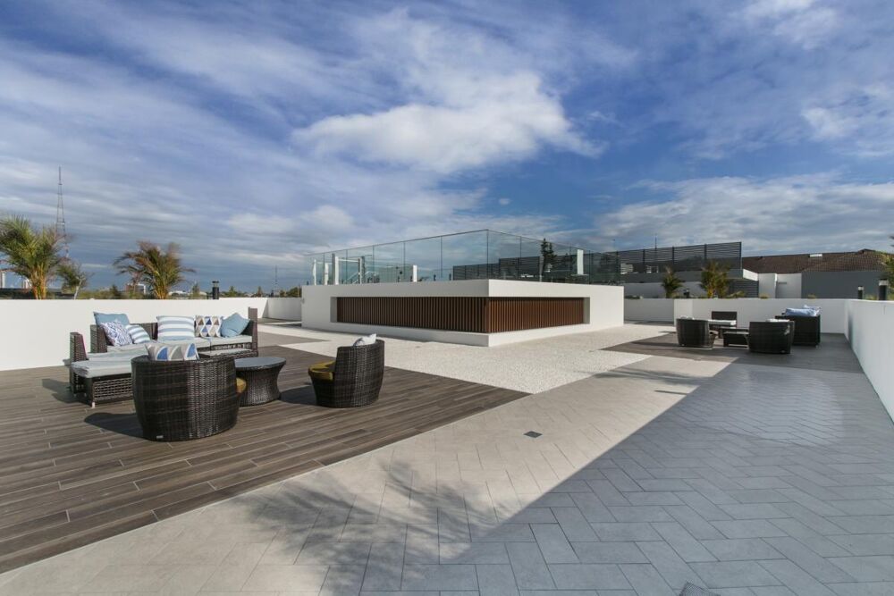 * * Exceptionnel Appartement Famillial en DERNIER ÉTAGE avec Terrasses + 2 Parkings, Un emplacement recherché**