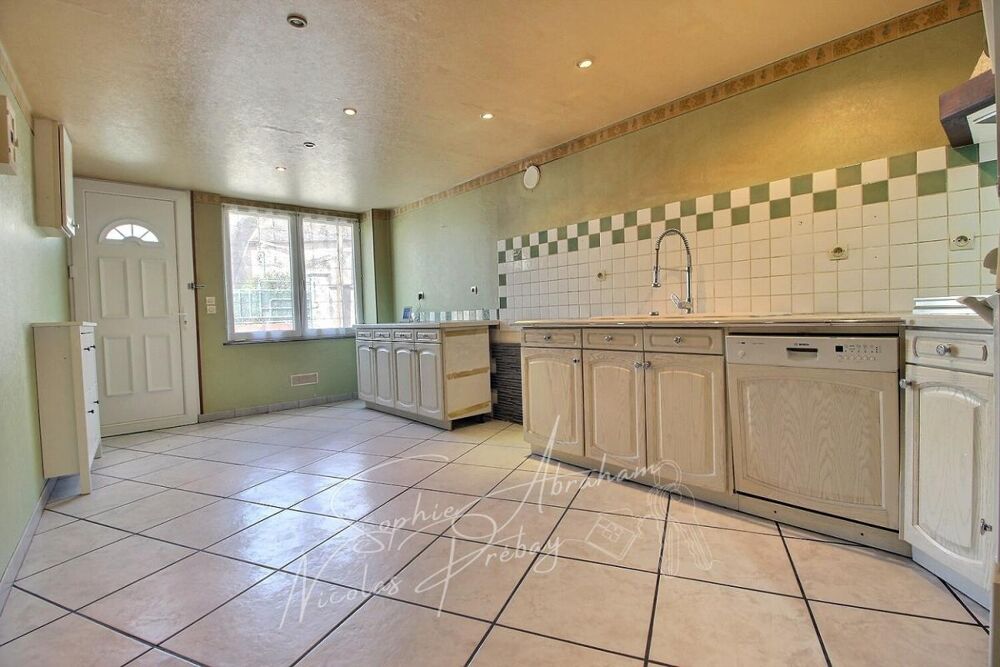 Maison en pierres avec cour close de murs, 3 chambres, dépendances