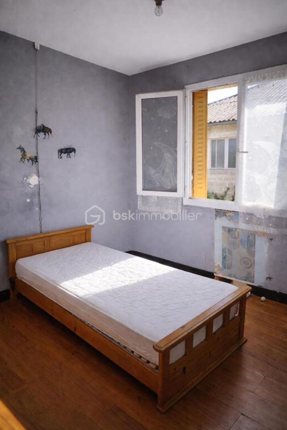 Maison à rénover avec sous-sol complet sur terrain clos de 806 m²