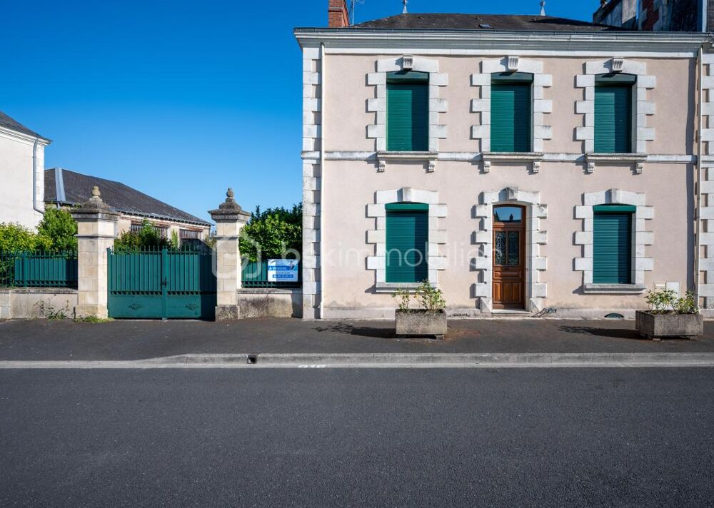 VENDOEUVRES  Maison de caractère en pierre de 121 m² avec dépendances, terrasse couverte et jardin clos