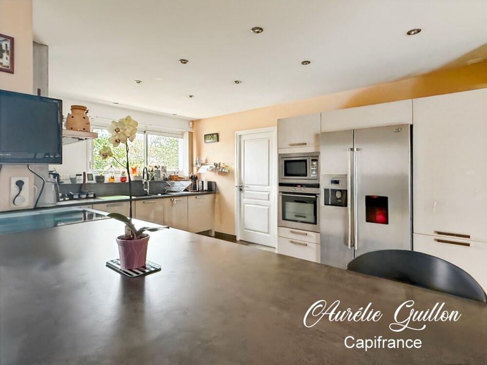 Maison darchitecte de plain-pied de 254 m² avec piscine intérieure et terrain de 3000 m² en plein coeur de Ploërmel