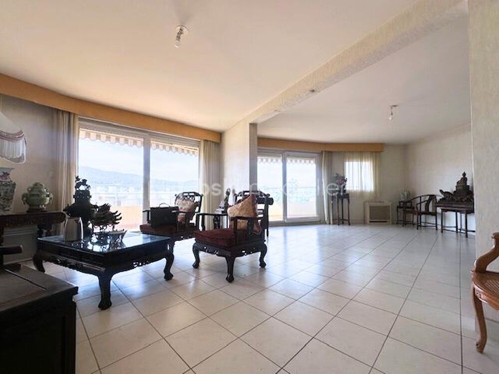 Appartement spacieux de 106 m2 avec vue panoramique sur la ville de Hyères, les collines, et la mer