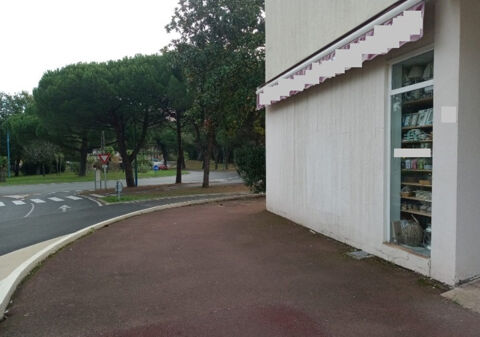   Dpt Charente Maritime (17), � vendre LA PALMYRE Local commercial 