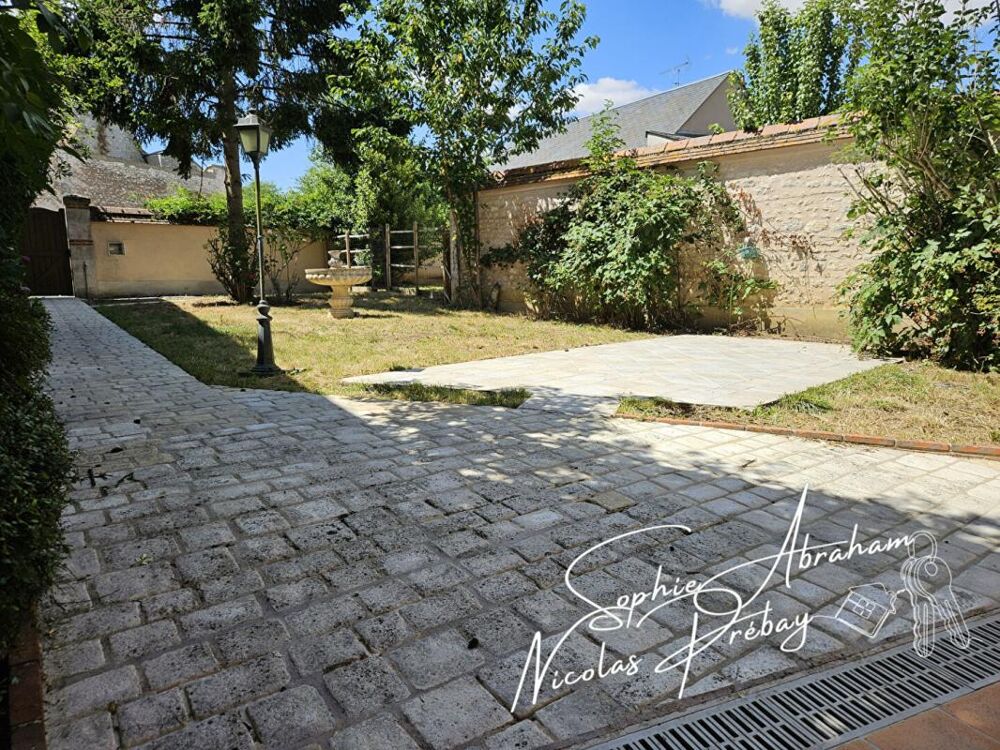 Maison en pierres avec jardin et double garage, proche centre-ville