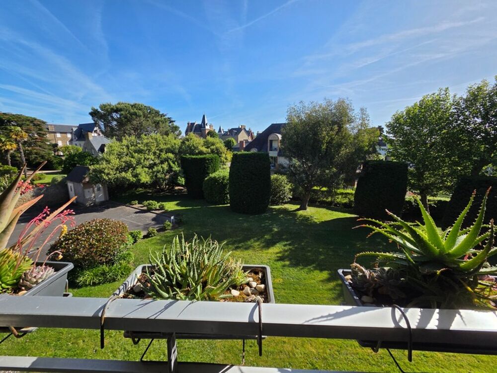 Dinard, Pointe de la Malouine. Appartement T2 traversant de 54.23 m² parfaitement rénové. 3 balcons, cave