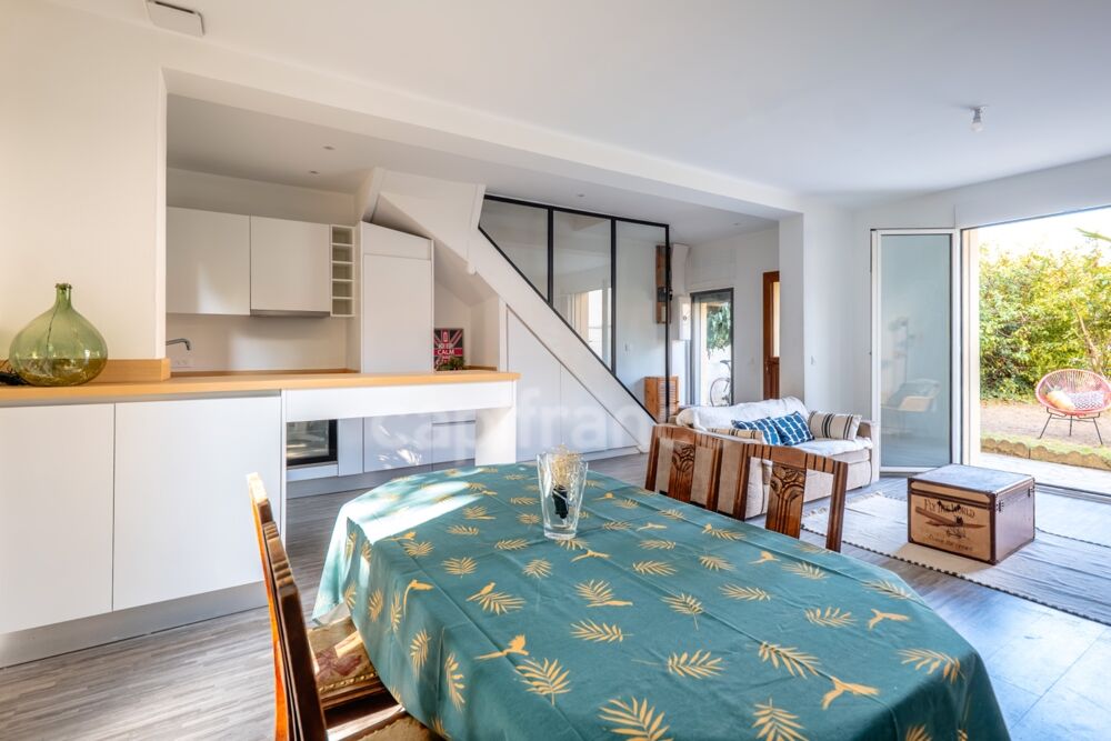 Vente Maison Versailles, A VENDRE MAISON RENOVEE  de 110 m2 au sol- 4 chambres- JARDIN- CALME et proximité des commodités Versailles