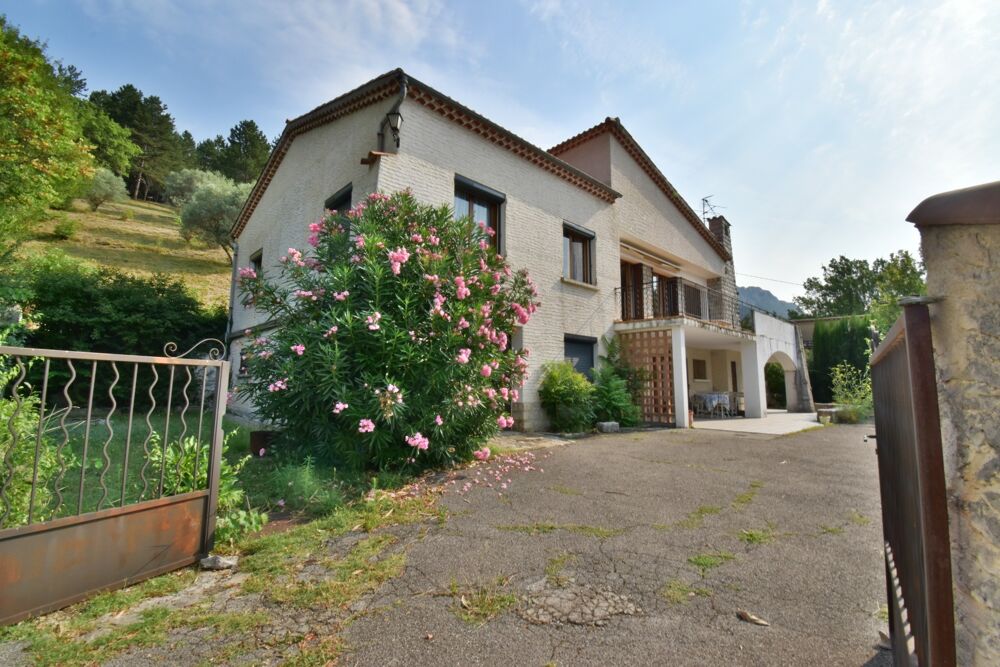 ? À VENDRE  Grande villa avec terrain boisé avec une olivette à Sisteron