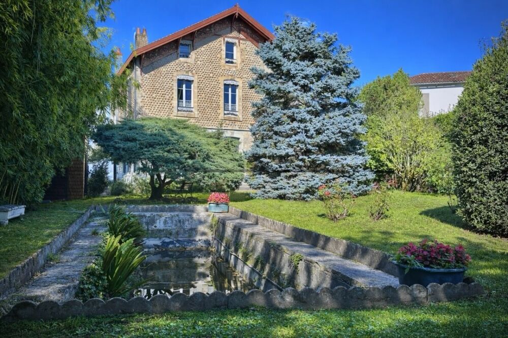 Maison 8 pièces 260 m² · à Saint Jean D Angely · 260 m² · 280 000 €
