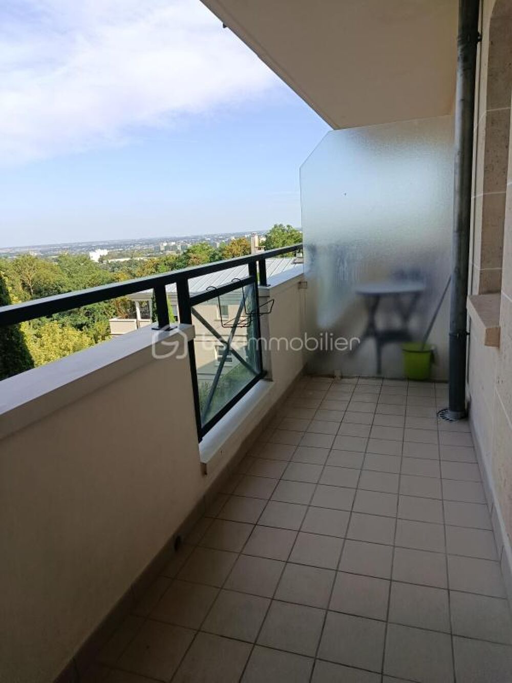 Le Plessis-Robinson  Studio avec balcon, gardien et ascenseur  Vue dégagée sur la Vallée-aux-Loups