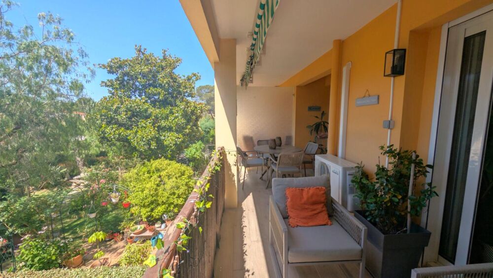 GRAND T2 AVEC TERRASSE PARKING ET CAVE . EMPLACEMENT EXCEPTIONNEL AU C?UR DE BOULOURIS
