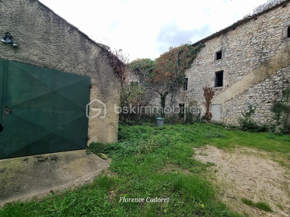 Bâtisse de caractère à rénover au coeur de Lussan, un des plus beaux villages de France