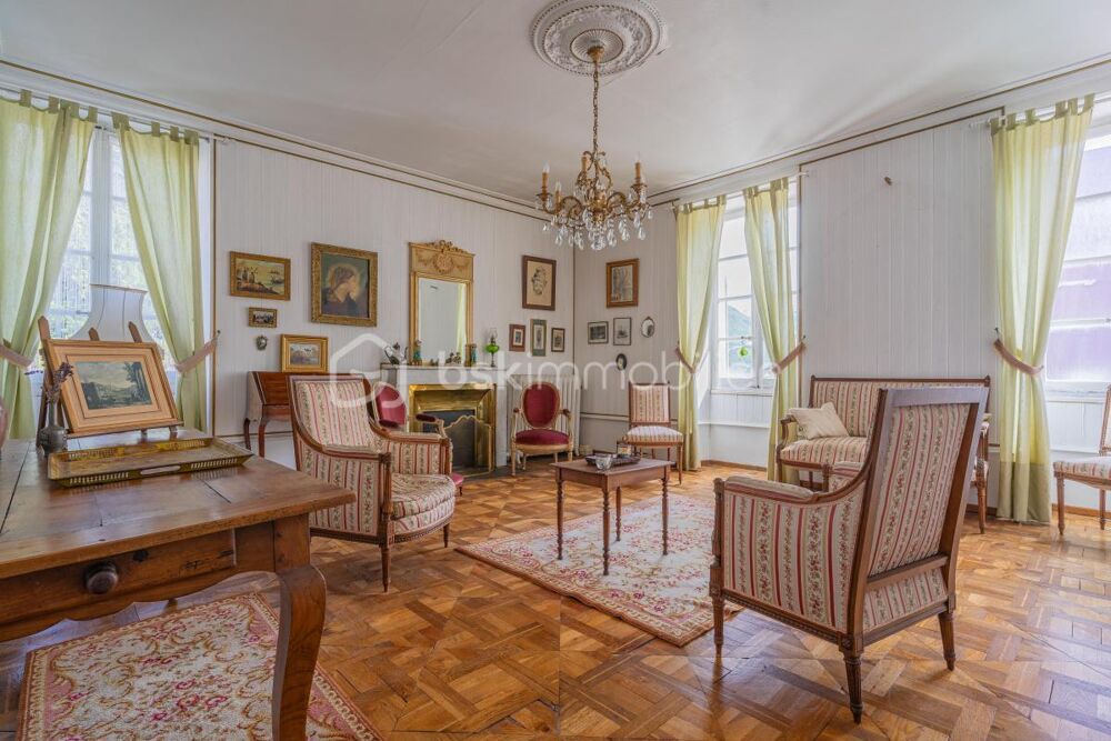 Maison de ville des années 1800  340 m²  Centre historique de Faverges avec jardin