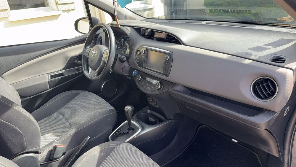 Yaris III 1.5 VVT-i 100 Hybrid E-CVT Dynamic 2015 occasion 44220 Coueron