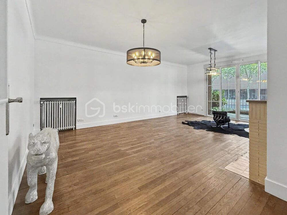 COMME UNE MAISON EN PLEIN CENTRE-VILLE ! APPARTEMENT AVEC ENTRÉE PRIVATIVE, JARDIN, STUDIO INDÉPENDANT ET GARAGE