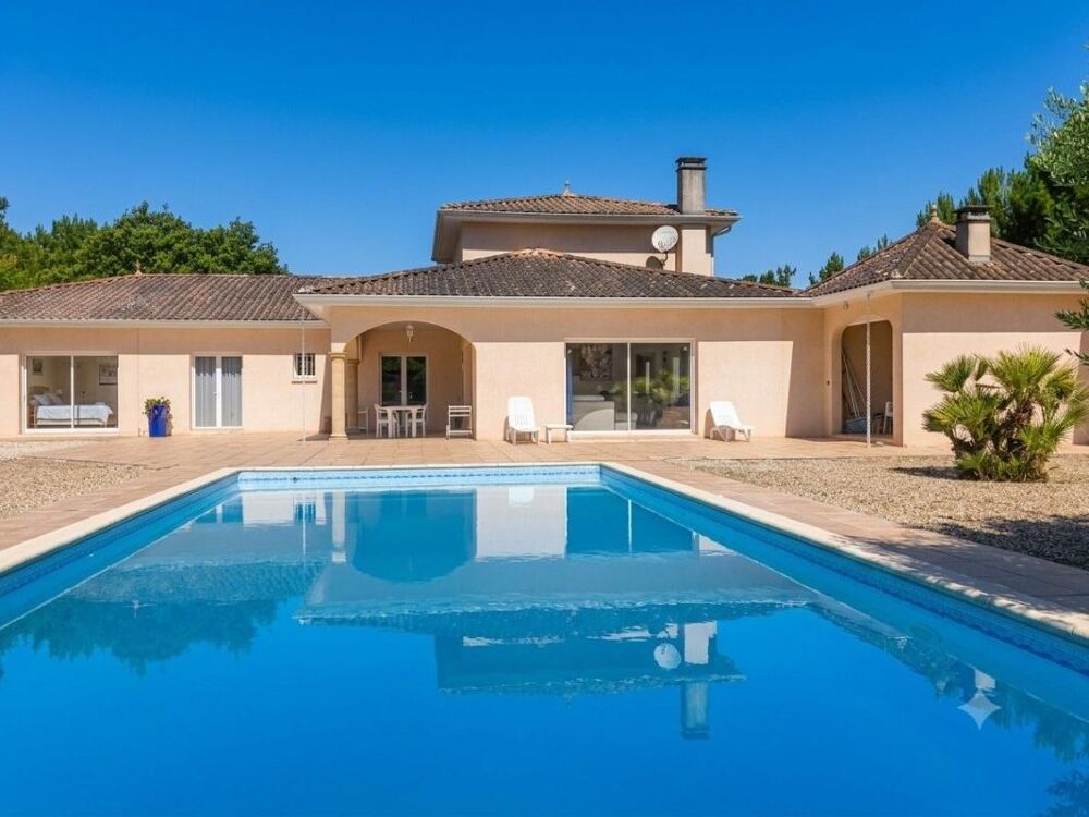 " L'ÉTENDUE OCÉANE " située à SOULAC-SUR-MER