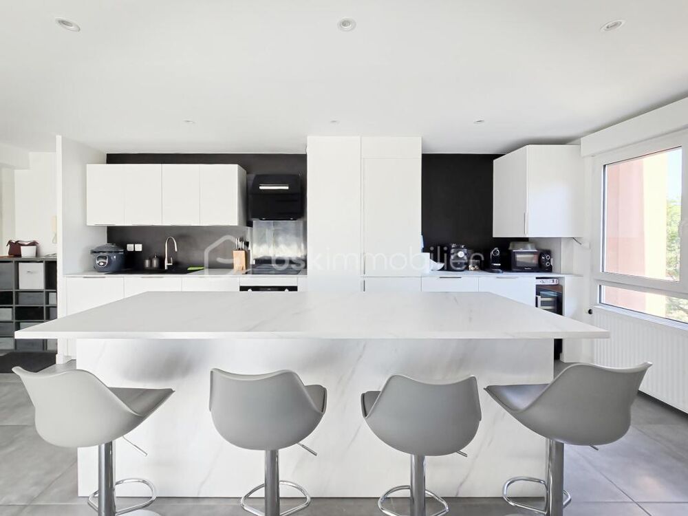 Vente Duplex/Triplex EYBENS – Dernier étage – Appartement rénové avec goût, balcon et potentiel 2 chambres Eybens