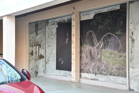   VENTE ou LOCATION - Centre ville de l'Ile Bouchard, beau local d'activité - 310 m² au sol et belle vitrine - Nombreuses possibil 