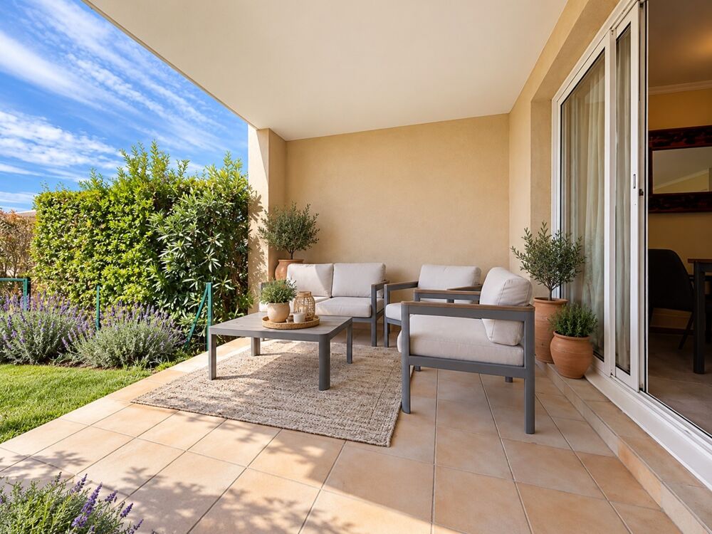 Vente Appartement Domaine de Pont Royal  rez de jardin Appartement rénové et climatisé  de 43 m² avec terrasse, jardin et vue lac, place parking Mallemort