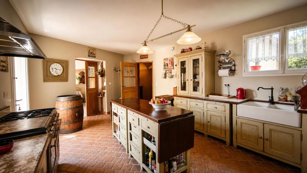 BELLE VILLA SPACIEUSE AVEC GRAND TERRAIN ET LOGEMENT INDEPENDANT