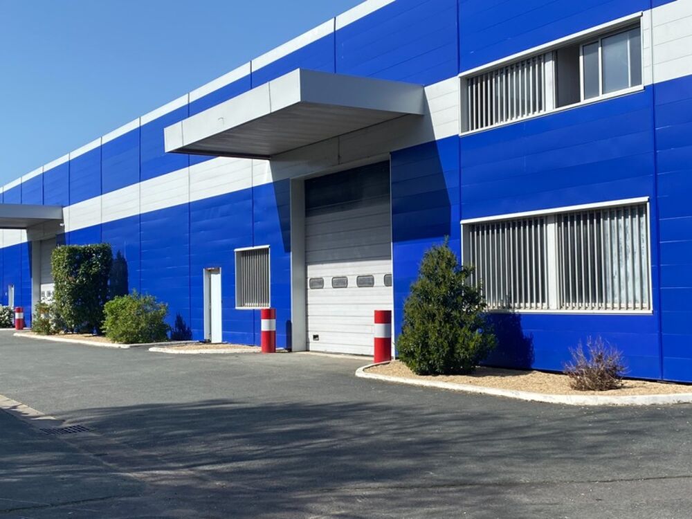   Bureau à louer de 86 m2 cloisonné en deux parties dans une ZAC à Achères au prix de 825 € H.T. H.C. / mois Acheres