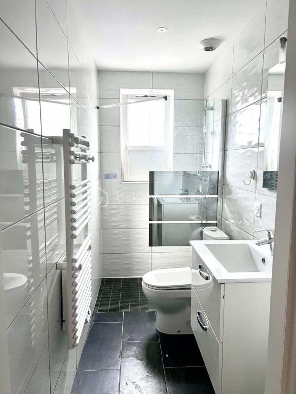 Bel appartement F3 rénové avec place de parking privé