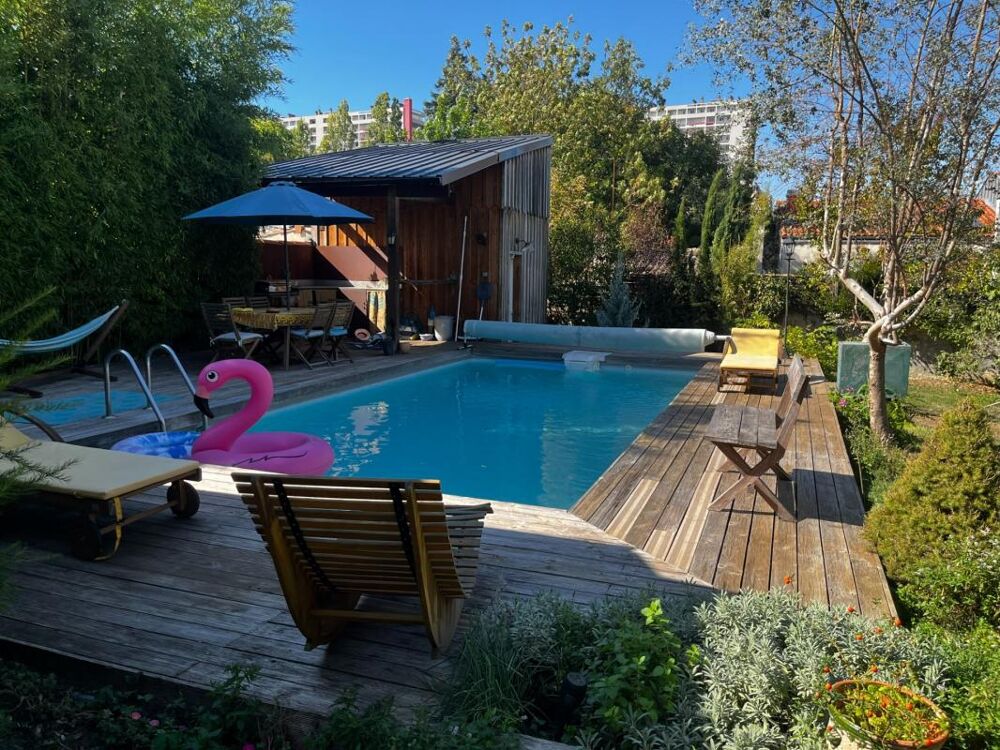 Très bel ensemble immobilier avec jardin et piscine offrant une belle rentabilité locative: 2 maisons non mitoyennes et un immeu