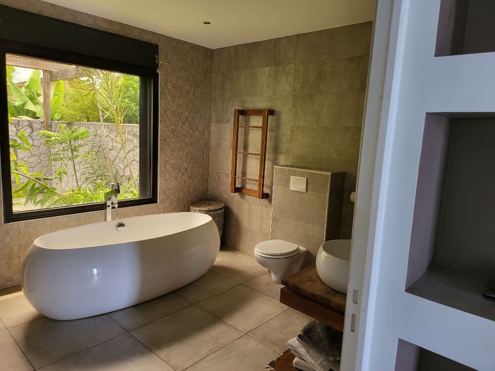 VILLA T4 - 2000.00 € avec piscine sur St-Pierre (début Ligne paradis côté 4 voies)
