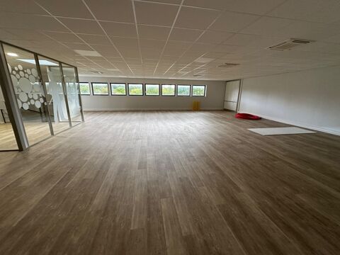   bureaux à louer RILLIEUX LA PAPE (69) plateau de bureaux de 249m2 au 1er étage avec parking inclu 