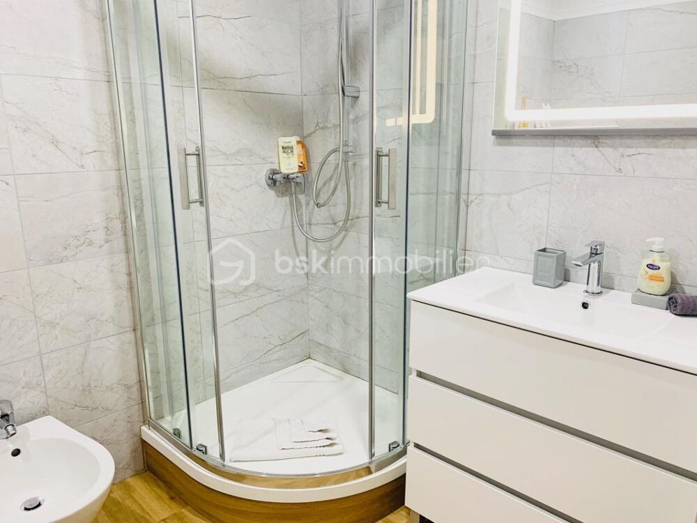 Cannes Banane  Rue dAntibes Charmant T2 sur les toits  Fort potentiel locatif