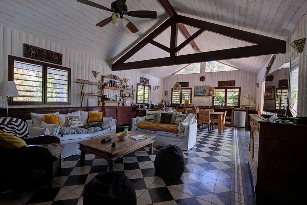 Magnifique villa contemporaine au coeur d'un jardin tropical