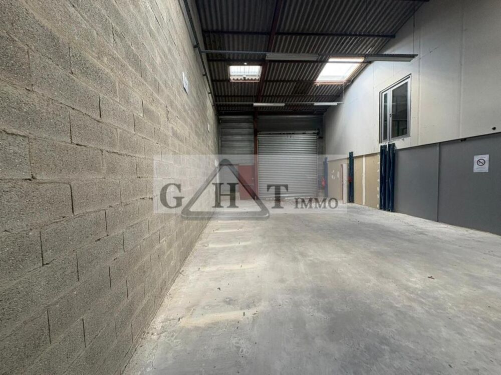   ENTREPOT BUREAU 400M² A VAUX LE PENIL A LA VENTE 