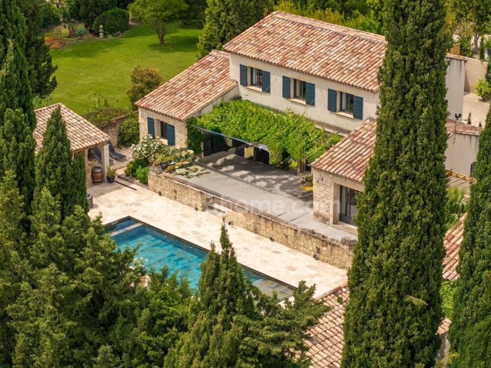 Mas en pierre 257 m2 1111 m2 de terrain, piscine chauffée au Paradou