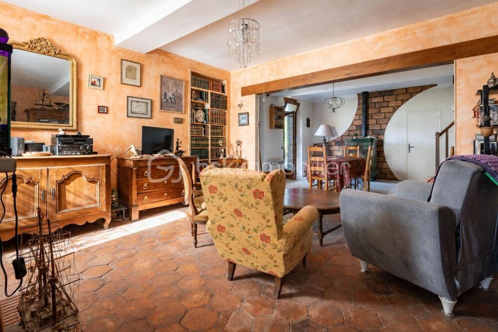 Ensemble immobilier composé de des 3 bâtisses, 7 chambres ainsi quune magnifique crypt du XIIème siècle !