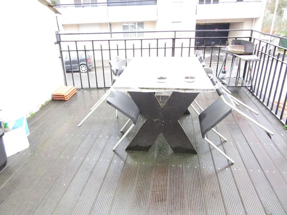 Immeuble avec T3 terrasse, T2, local commercial, et deux garages dont 1 aménagé