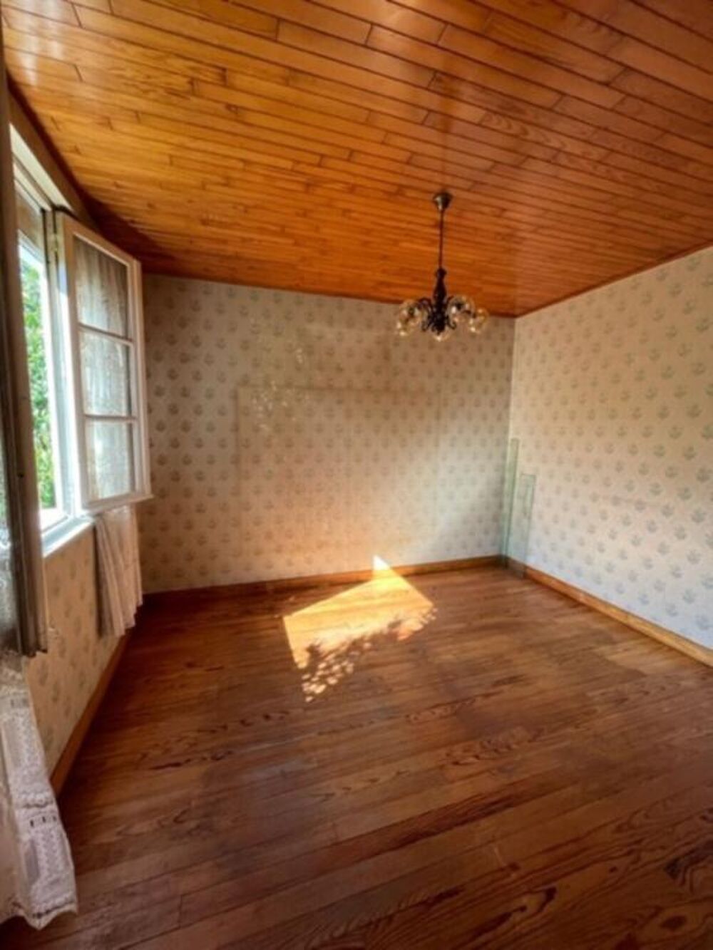 TALENCE CHARMANTE MAISON A RENOVER SUR PARCELLE D'ENVIRON 479 M2 // 10 MINUTES PLACE NANSOUTY