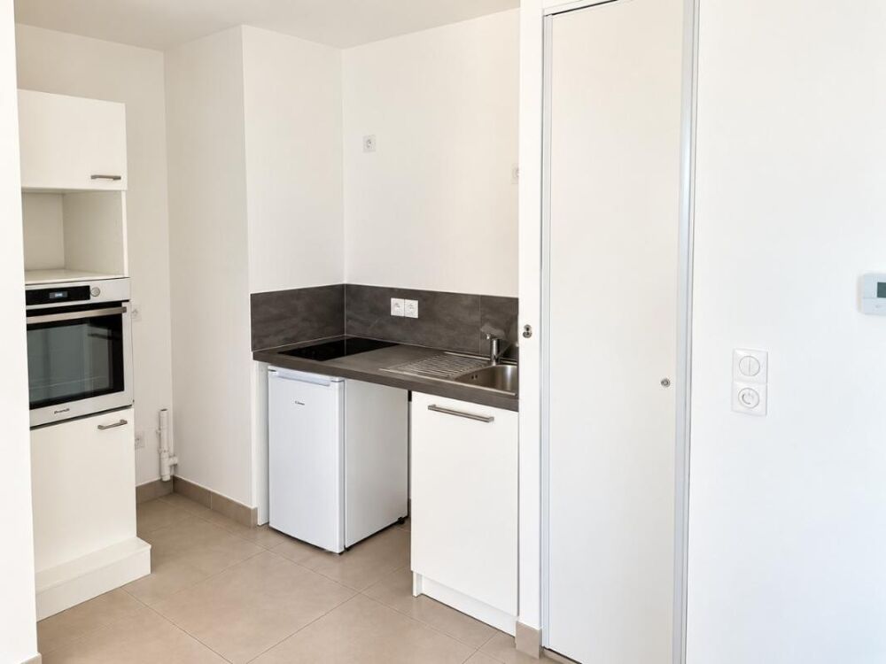Location Appartement Beau T2 avec parking et véranda  à CALUIRE ET CUIRE Caluire et cuire