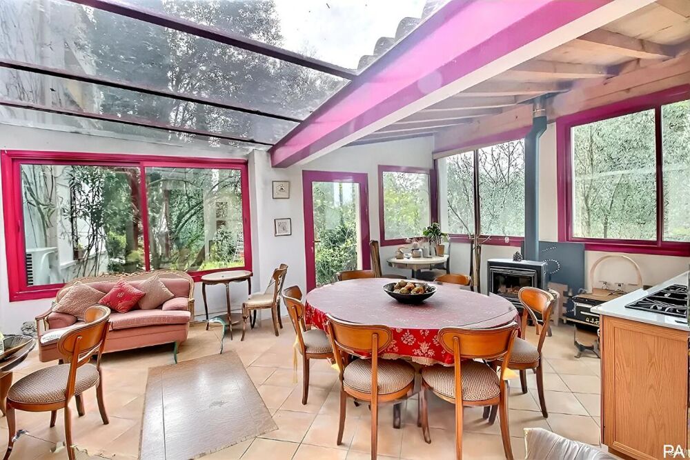 Vente Villa UZES : Viager, 1 tête 85 ans, Villa 8 pièce(s) 211 m2, Piscine, terrain de 1500m2 Uzes