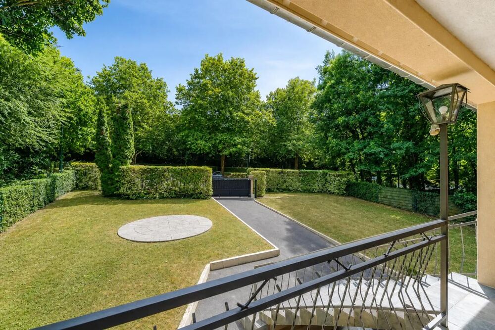 Maison familiale avec studio indépendant  178 m2  Chessy Bourg