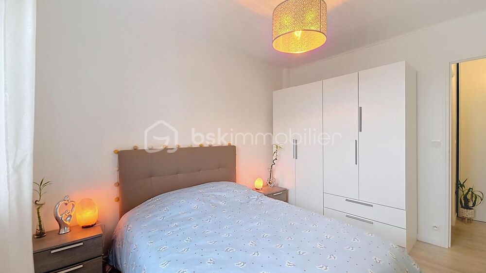 Maison lumineuse avec doubles terrasses et espace de stationnement - Année 2000