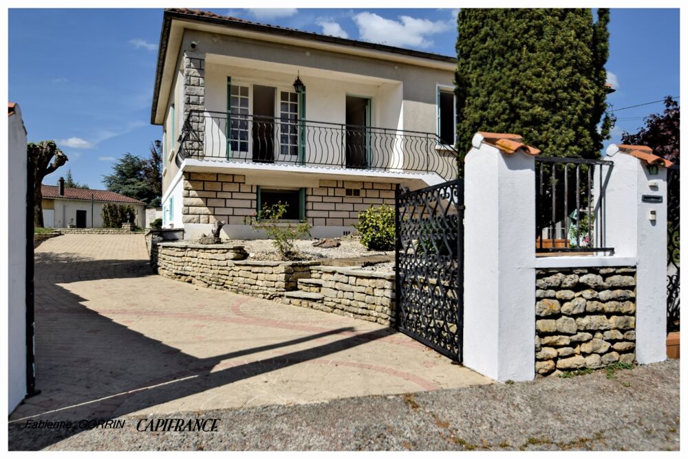 Maison à vendre 8 pièces AIGONDIGNE (79): Maison sur 2 niveaux aménagés, 3 chambres, grand garage (103 m2), dépendances, terrai